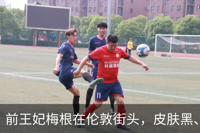 前王妃梅根在伦敦街头，皮肤黑、瘦成皮包骨，一脸褶子身上很多斑